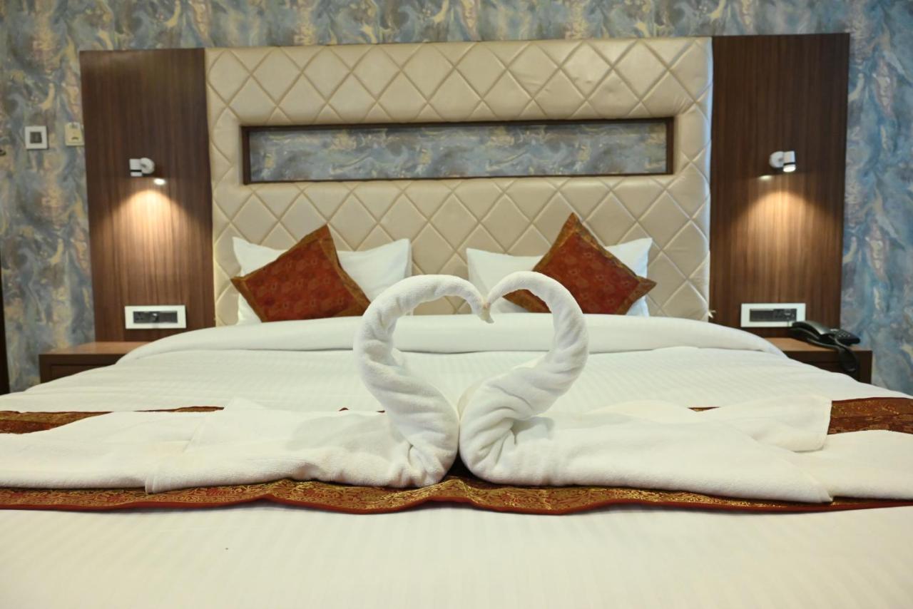 The Triumph Hotel Varanasi Esterno foto