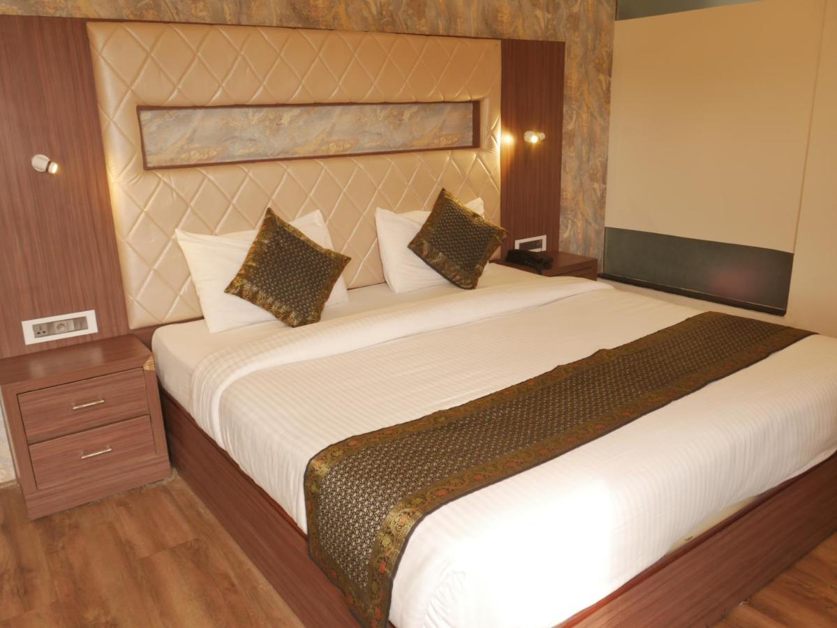 The Triumph Hotel Varanasi Esterno foto